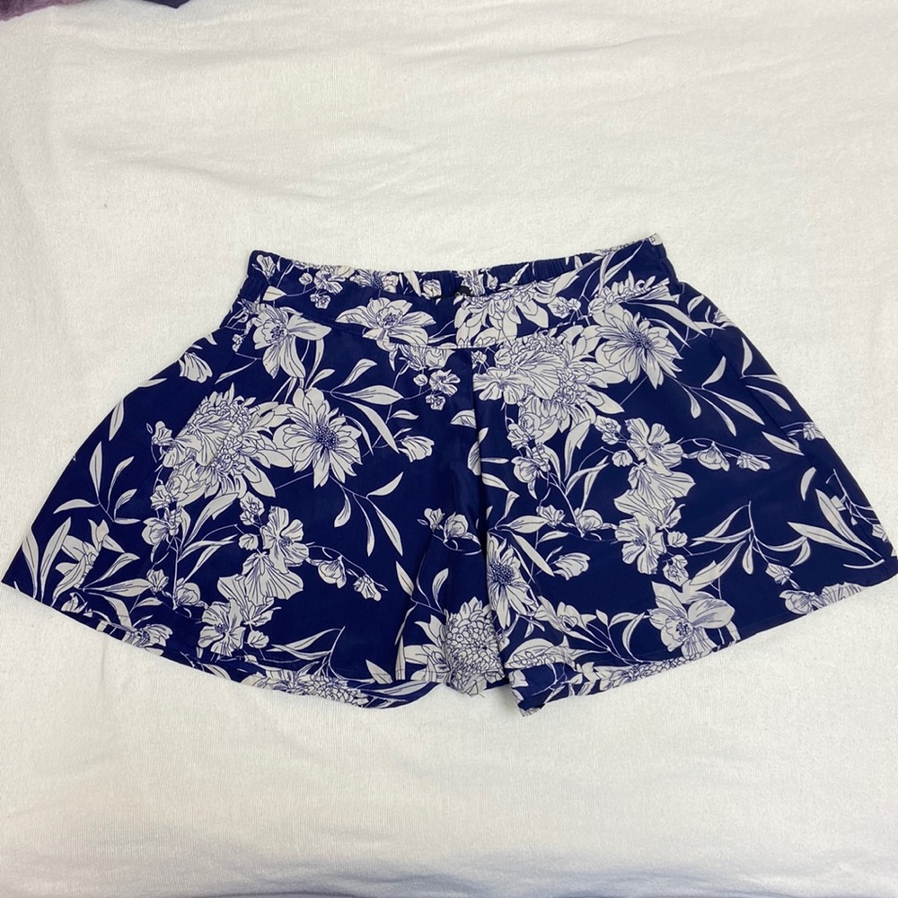 Majora Purple with Gray Floral Pattern Shorts with Elastic Waist on Back in Med